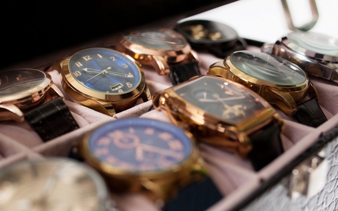 Zegarki męskie na rękę w specjalnym, eleganckim schowku.