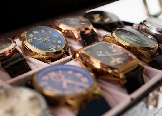 Zegarki męskie na rękę w specjalnym, eleganckim schowku.