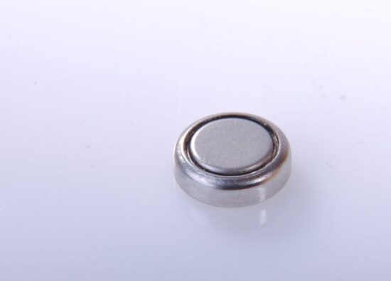 Typowa, niewielka bateria zegarkowa.