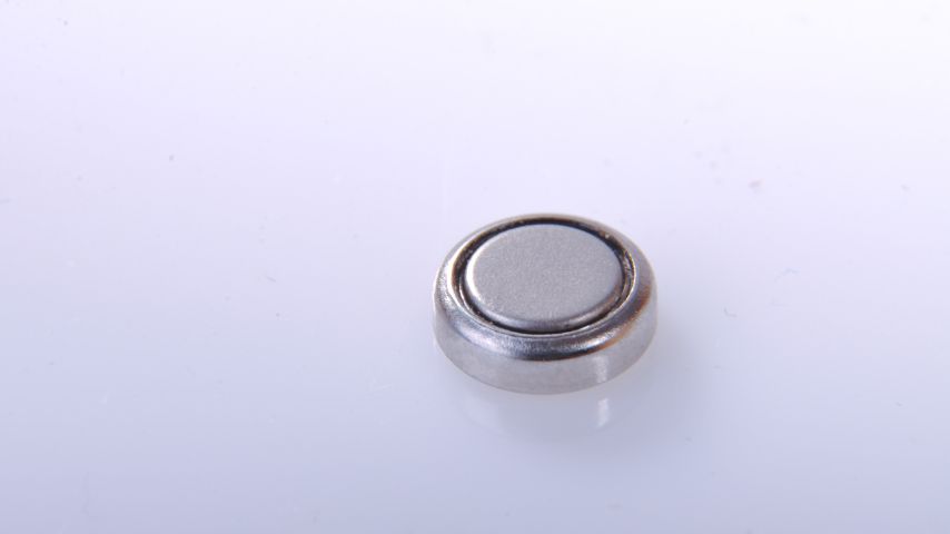 Typowa, niewielka bateria zegarkowa.