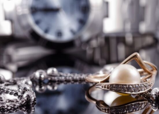 Stylowa biżuteria do zegarka, a w tle elegancki zegarek.