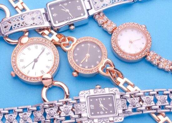 Eleganckie bransolety damskie do zegarków w kolorze złotym.