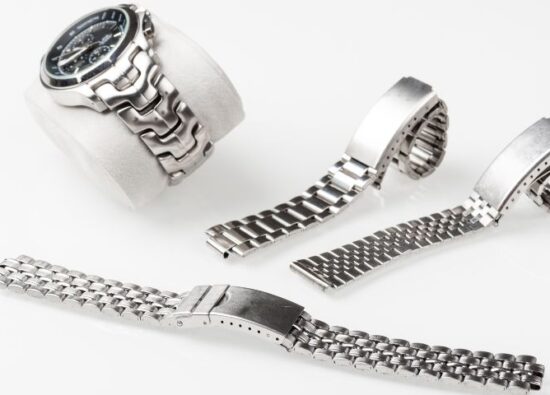 Metalowe bransolety męski do zegarków w srebrnym kolorze.