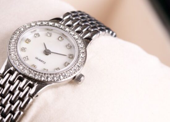 Srebrny, elegancki zegarek damski na stylowej bransolecie.