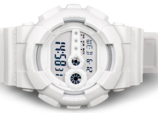 Jak ustawić zegarek G-shock? Na zdjęciu biały model zegarka G-shock.