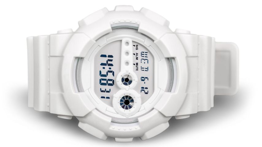 Jak ustawić zegarek G-shock? Na zdjęciu biały model zegarka G-shock.