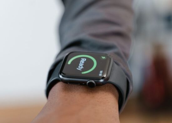 Jak zegarek liczy kroki podczas aktywności? Na zdjęciu mężczyzna ze smartwatchem na nadgarstku.