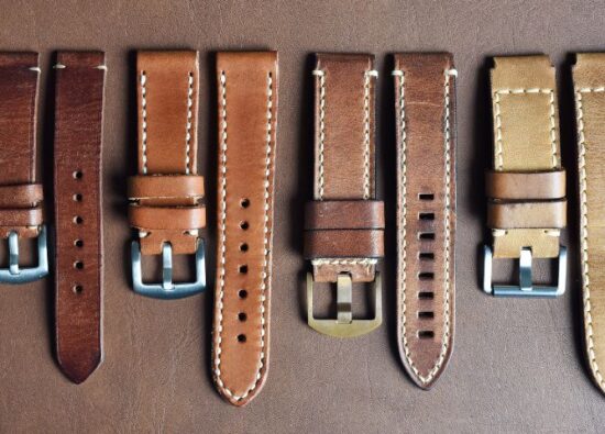 Różne rodzaje skóry na paski do zegarków obok siebie.