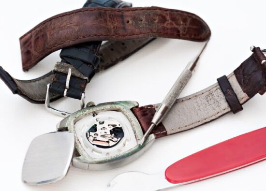 Jaki pasek do zegarka wybrać? Na zdjęciu proces wymiany paska w zegarku.