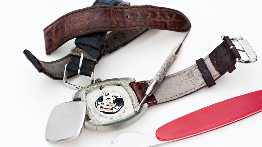 Jaki pasek do zegarka wybrać? Na zdjęciu proces wymiany paska w zegarku.