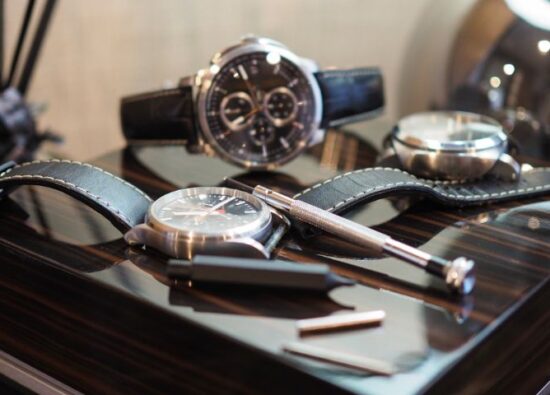 Typowe eleganckie zegarki do 1000 zł na biurku.