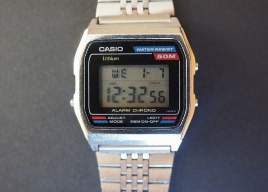 Kultowy japoński ze zegarek z początku XXI wieku z charakterystyczną, prostokątną tarczą.