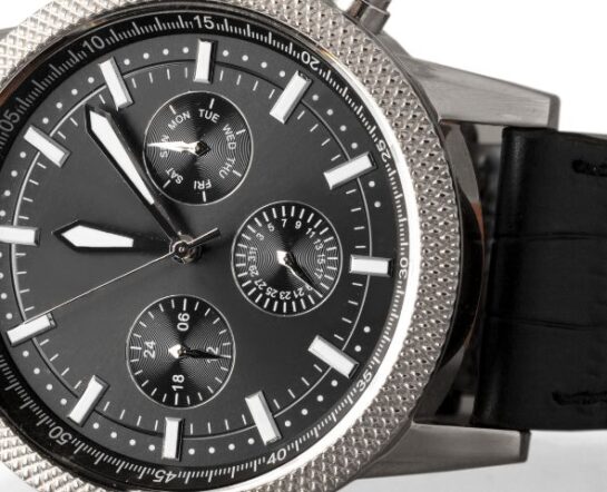 Okrągła koperta zegarka elektronicznego w eleganckim wydaniu.