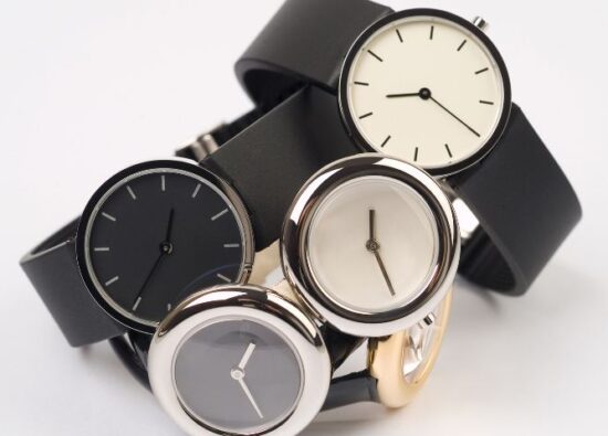 Różne marki zegarków zaprezentowane na ułożonych blisko siebie urządzeniach.