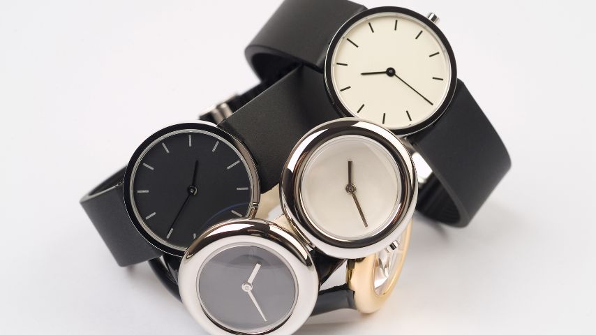 Różne marki zegarków zaprezentowane na ułożonych blisko siebie urządzeniach.