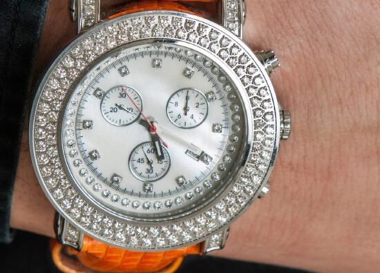 Drogi zegarek z diamentami na nadgarstku. Najdroższy zegarek świata też zawiera drogie kamienie.