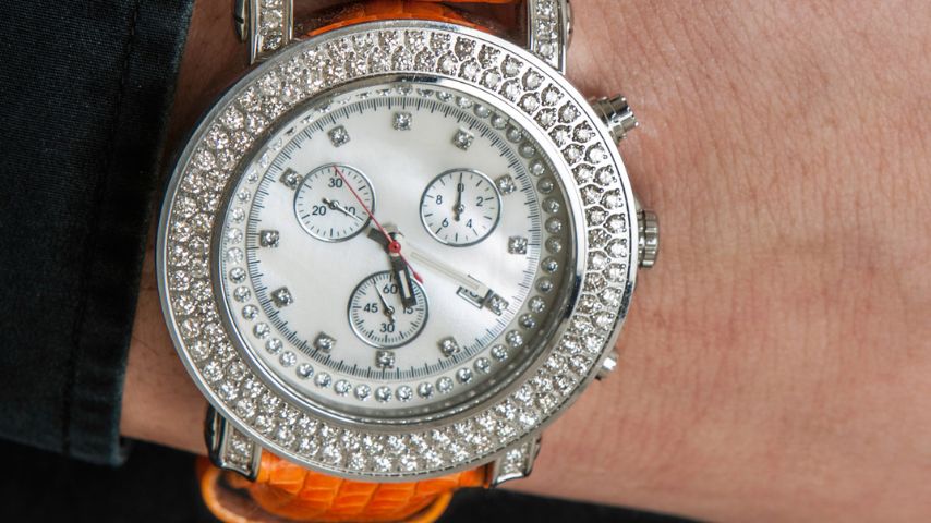 Drogi zegarek z diamentami na nadgarstku. Najdroższy zegarek świata też zawiera drogie kamienie.