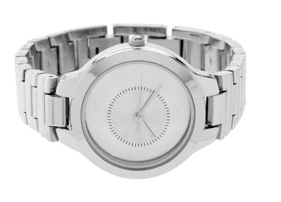 Srebrny zegarek z powłoką PVD na przodzie.