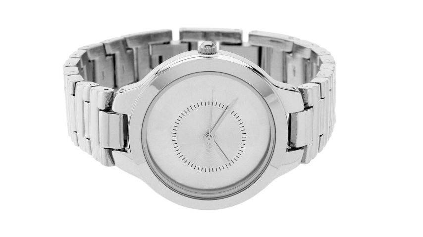 Srebrny zegarek z powłoką PVD na przodzie.