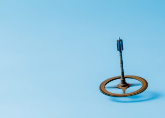 Rotomat do zegarka na niebieskim tle.