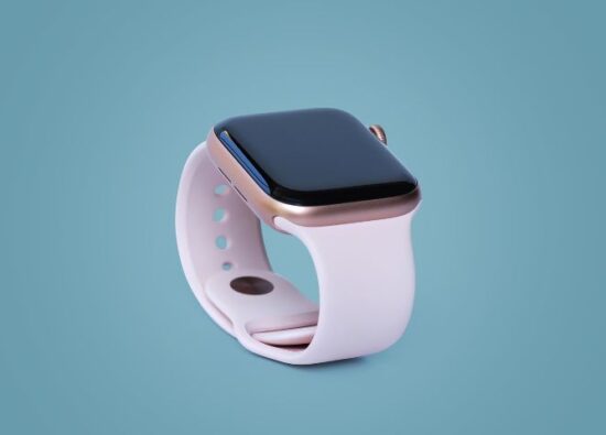 Typowy smartwatch z gumowym, białym paskiem na niebieskim tle.