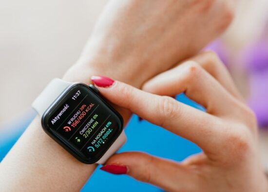 Kobieta ustawia swój smartwatch damski na nadgarstku.