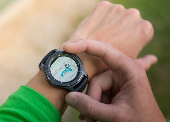 Nowoczesny smartwatch męski na nadgarstku użytkownika o aktywnym trybie życia.