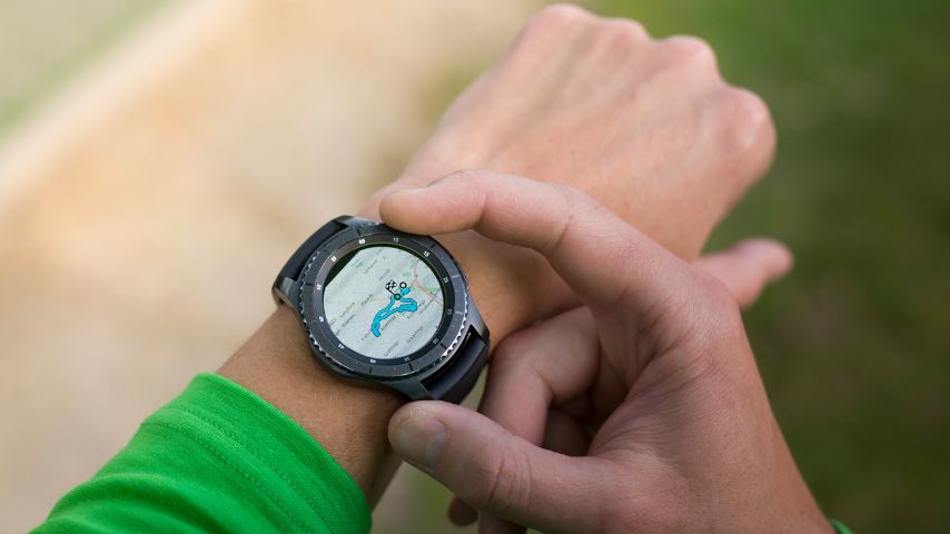 Nowoczesny smartwatch męski na nadgarstku użytkownika o aktywnym trybie życia.