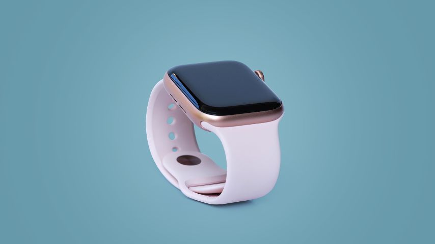 Typowy smartwatch z gumowym, białym paskiem na niebieskim tle.