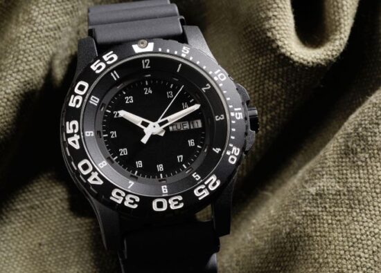 Solidny, wytrzymały zegarek do pracy w czarnym kolorze.