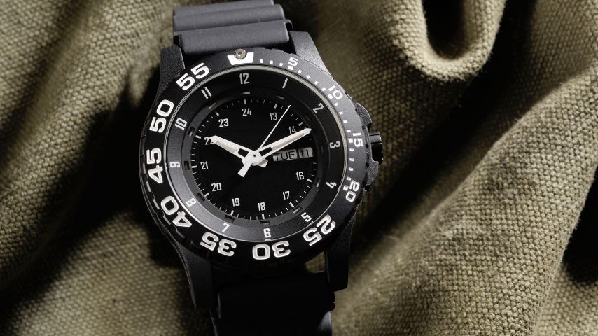 Solidny, wytrzymały zegarek do pracy w czarnym kolorze.