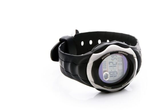 Nieduży, czarny zegarek elektroniczny na białym tle.