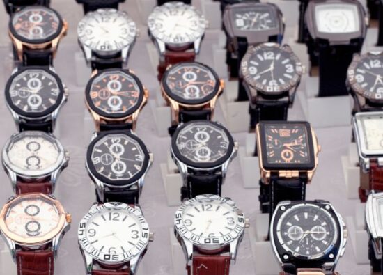 Zegarek elektroniczny czy mechaniczny? Na zdjęciu półka sklepowa z zegarkami obu rodzajów.