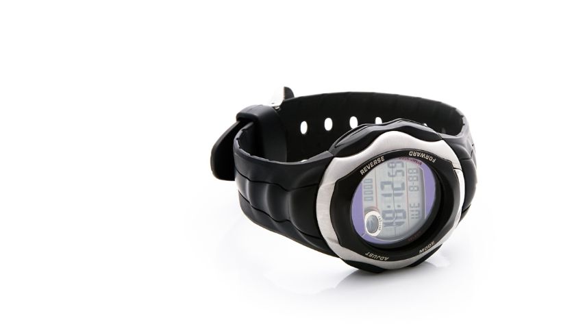 Nieduży, czarny zegarek elektroniczny na białym tle.