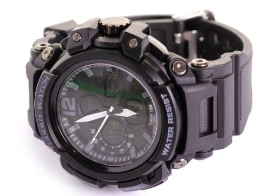 Typowy, czarny zegarek G-shock na białym tle.