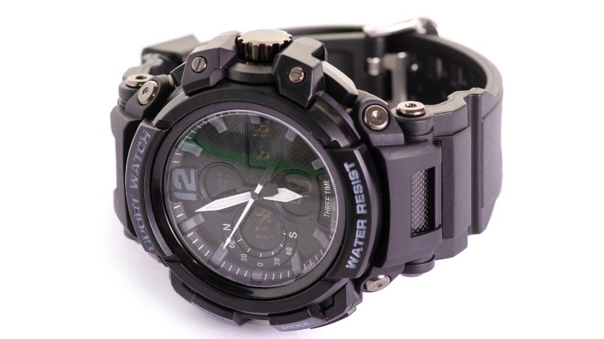 Typowy, czarny zegarek G-shock na białym tle.