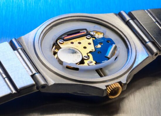 Zegarek kwarcowy z odsłoniętym mechanizmem podczas naprawy.