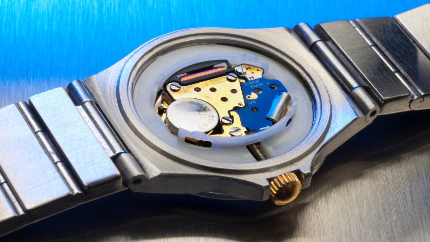 Zegarek kwarcowy z odsłoniętym mechanizmem podczas naprawy.