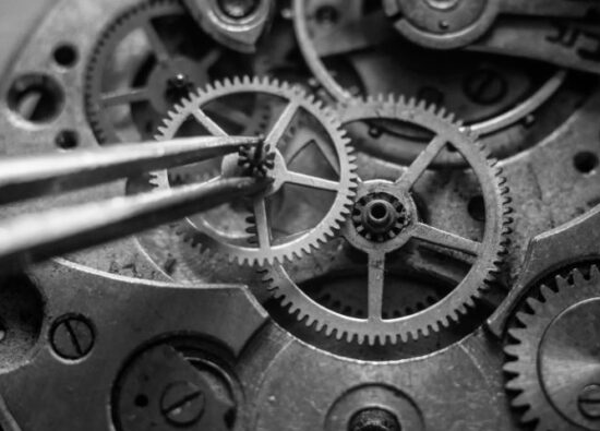 Zdjęcia przedstawiające wewnętrzny mechanizm, jaki zawiera każdy zegarek mechaniczny.