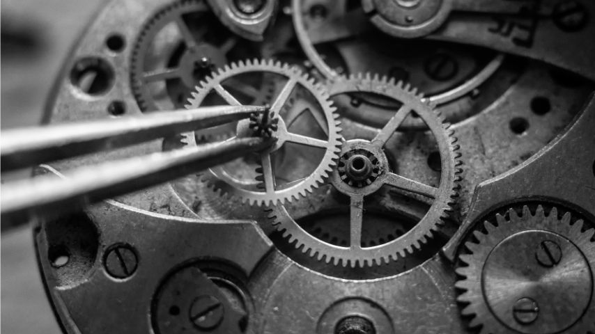 Zdjęcia przedstawiające wewnętrzny mechanizm, jaki zawiera każdy zegarek mechaniczny.