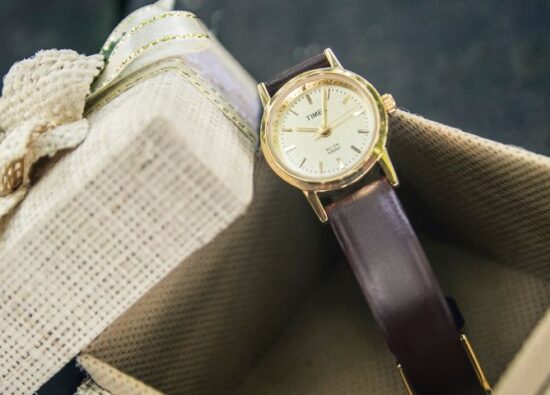 Zegarek na prezent w pudełku prezentowym.