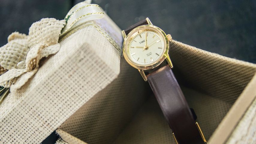 Zegarek na prezent w pudełku prezentowym.