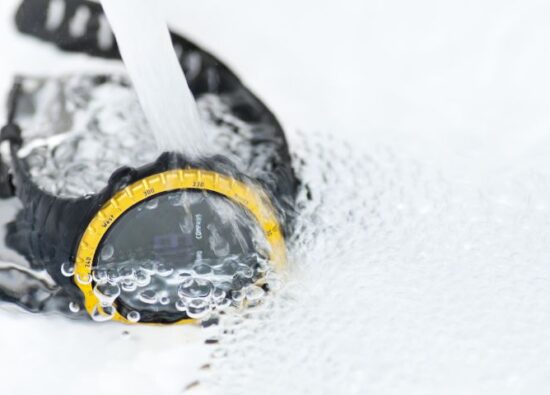 Zegarek wodoszczelny zanurzony w śniegu.