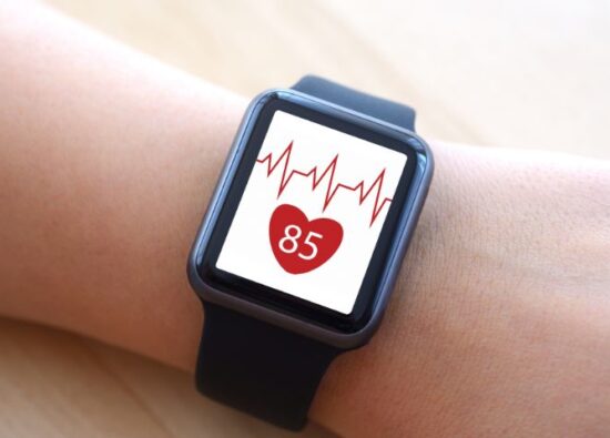 Sportowy zegarek z pulsometrem i dotykowym ekranem na nadgarstku.