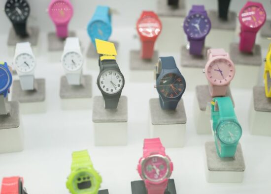 Kolorowe zegarki dla dzieci na półce w sklepie.