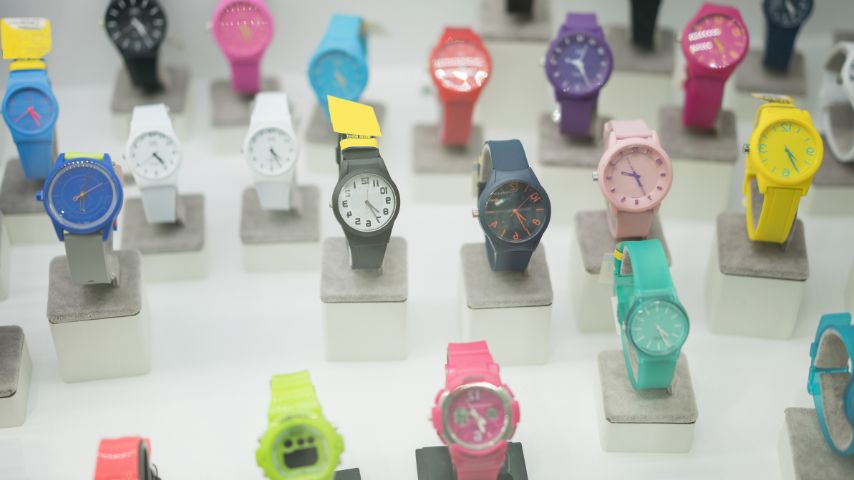 Kolorowe zegarki dla dzieci na półce w sklepie.