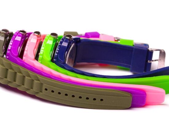 Kolorowe zegarki dla nastolatków na białym tle ułożone obok siebie.