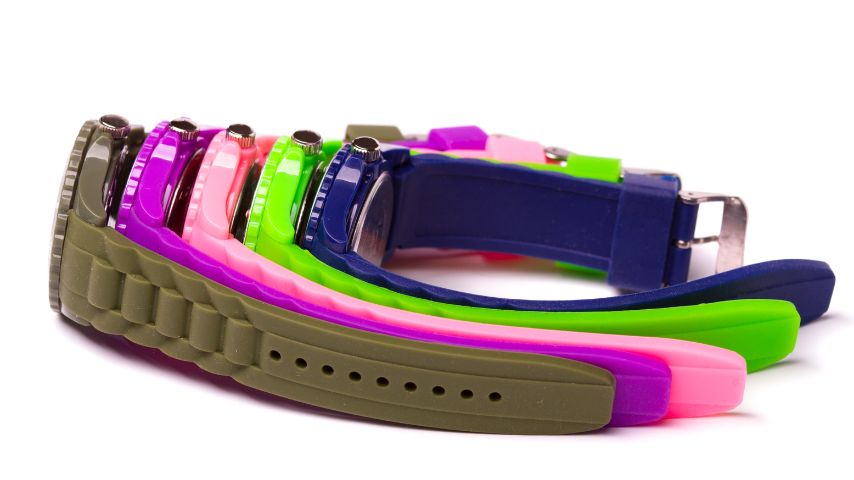 Kolorowe zegarki dla nastolatków na białym tle ułożone obok siebie.