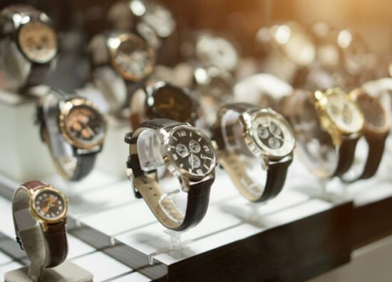 Zegarki premium ułożone na półce w luksusowym sklepie.