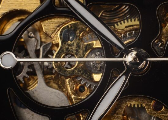 Zegarki szwajcarskie mają bardzo eleganckie mechanizmy, co widać na zdjęciu.